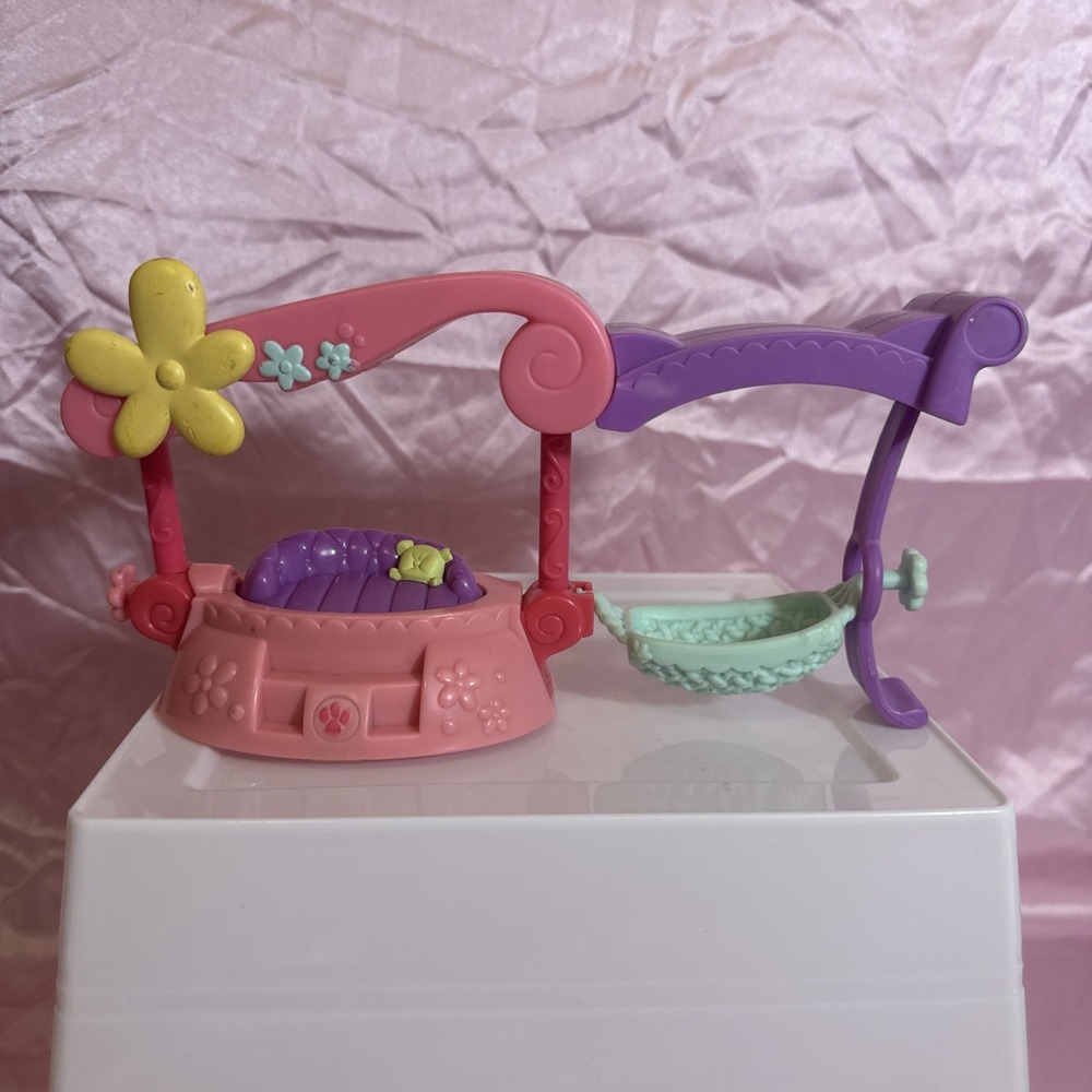 Hasbro LPS Littlest Pet Shop Fancy Friends Flip Bed Playset Accessory